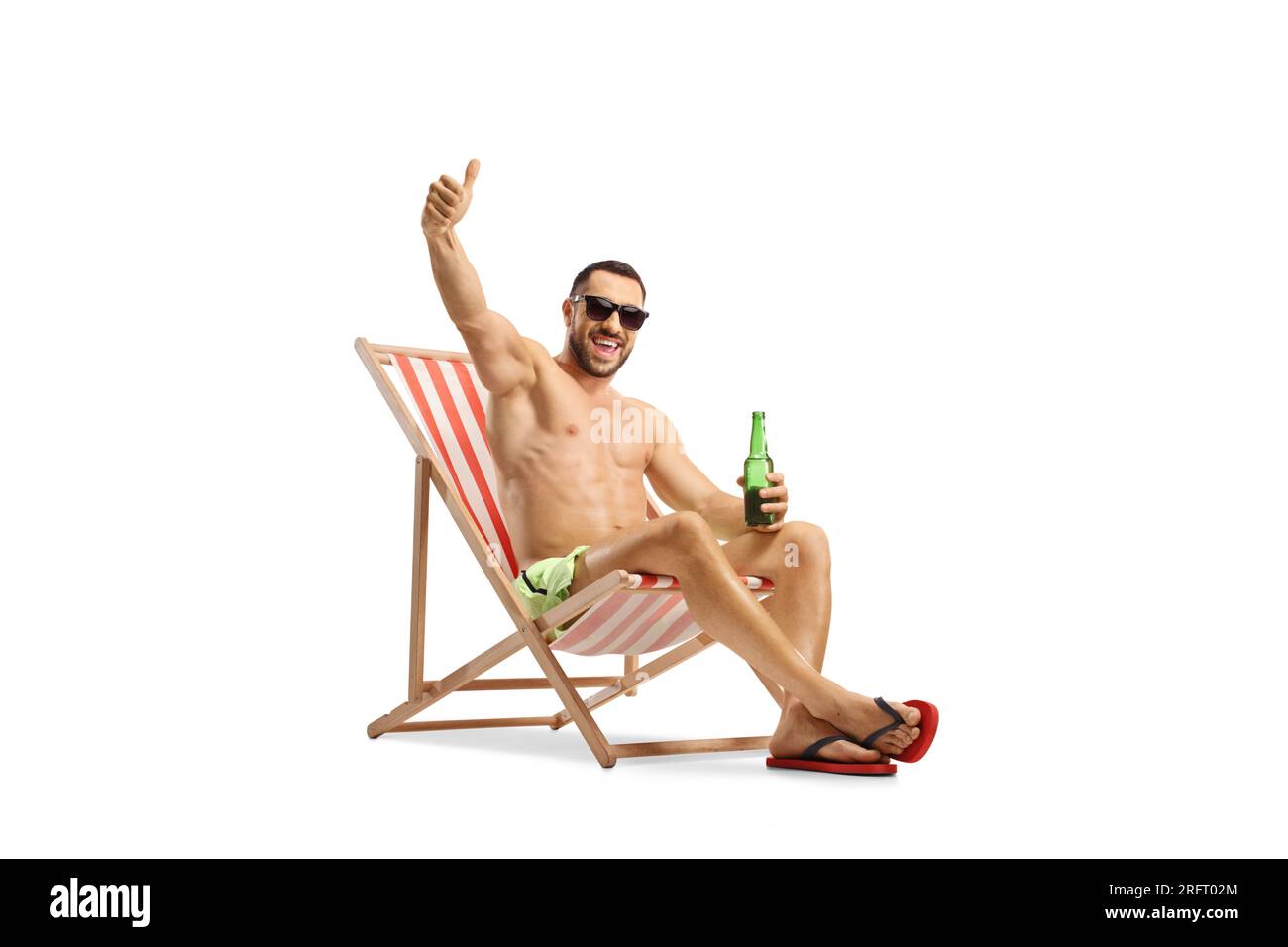 Uomo seduto su una sedia a sdraio che tiene una bottiglia di birra e che si muove i pollici in alto isolato su sfondo bianco Foto Stock