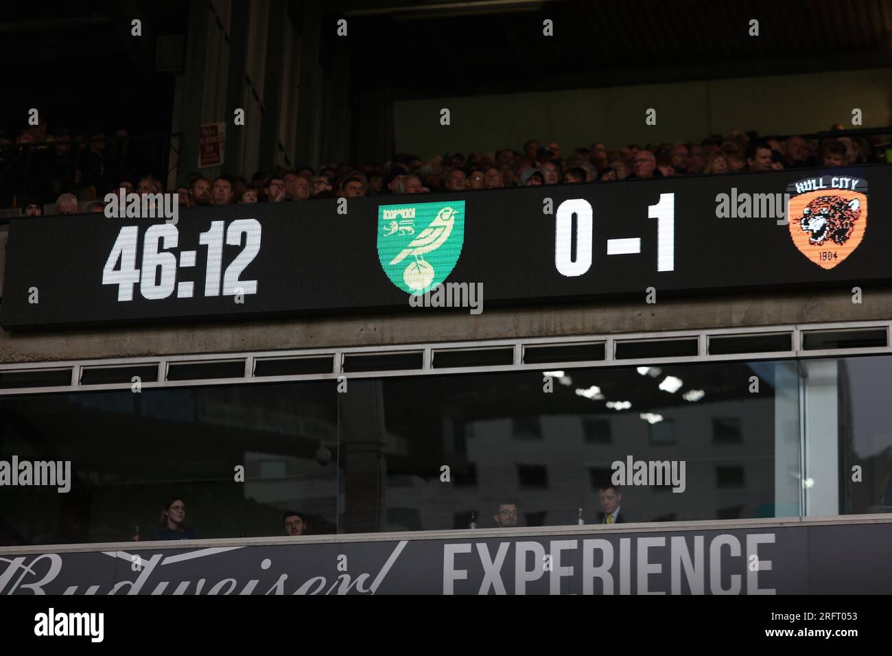 Carrow Road, Norwich, Norfolk, Regno Unito. 5 agosto 2023. EFL Championship Football, Norwich City contro Hull City; il cronometro della partita continua oltre 45 minuti a causa della modifica della regola relativa al tempo aggiunto credito: Action Plus Sports/Alamy Live News Foto Stock