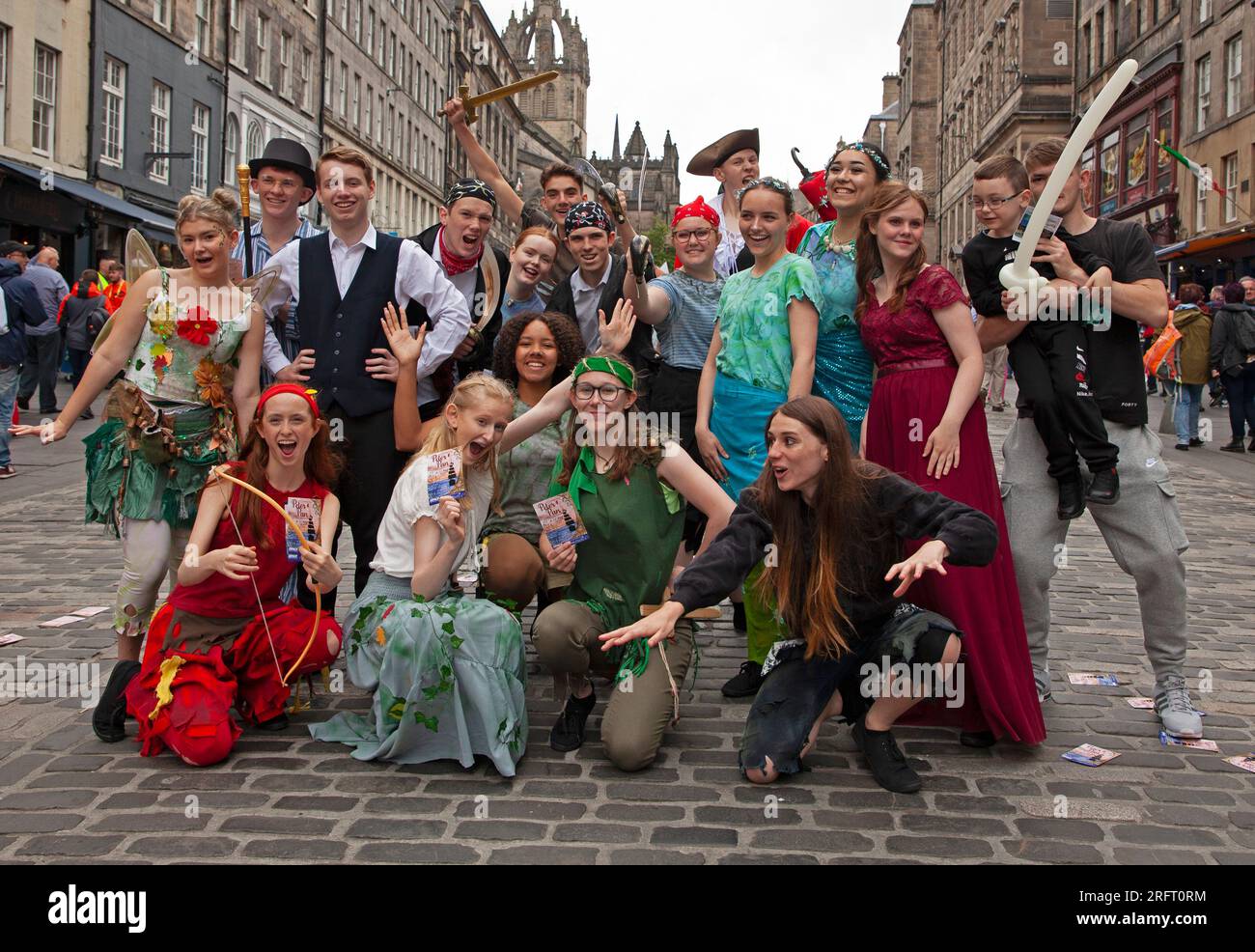 Edinburgh Festival Fringe, Scozia, Regno Unito. 5 agosto 2023. Partenza lenta per il pubblico sul Royal Mile per il pubblico in questo primo sabato, ma la folla ha iniziato a filtrare fino a metà pomeriggio, quando si è verificata una pesante perdita per circa mezz'ora. Gli artisti di strada hanno tenuto la maggior parte della gente a guardare il loro spettacolo. Nella foto: Cast di Peter Pan, The Space 4-12 agosto. Credito: Notizie dal vivo Archwhite/alamy. Foto Stock