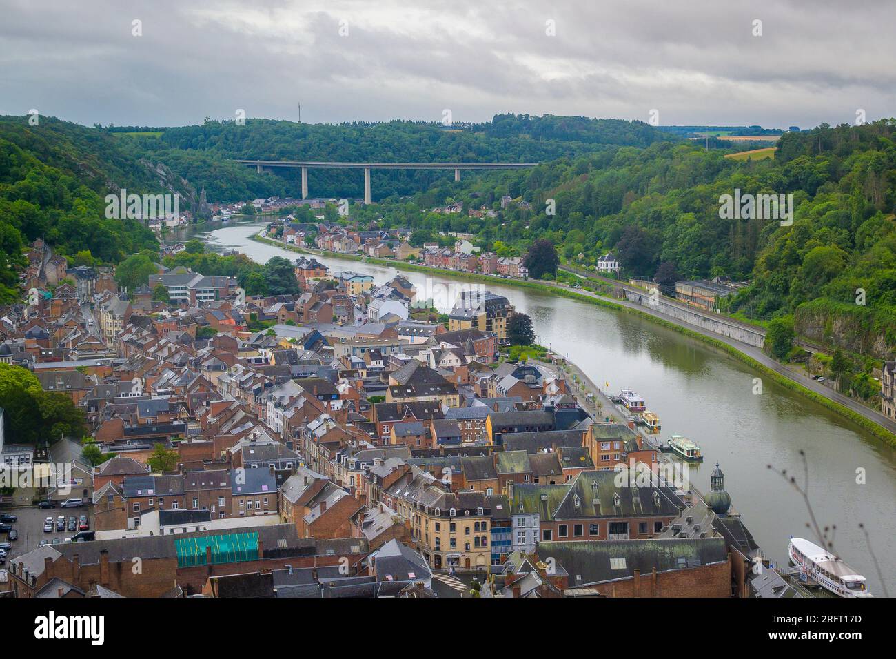 Vista dall'alto della città di Dinant nelle Ardenne della Vallonia, Belgio, durante una giornata nuvolosa Foto Stock