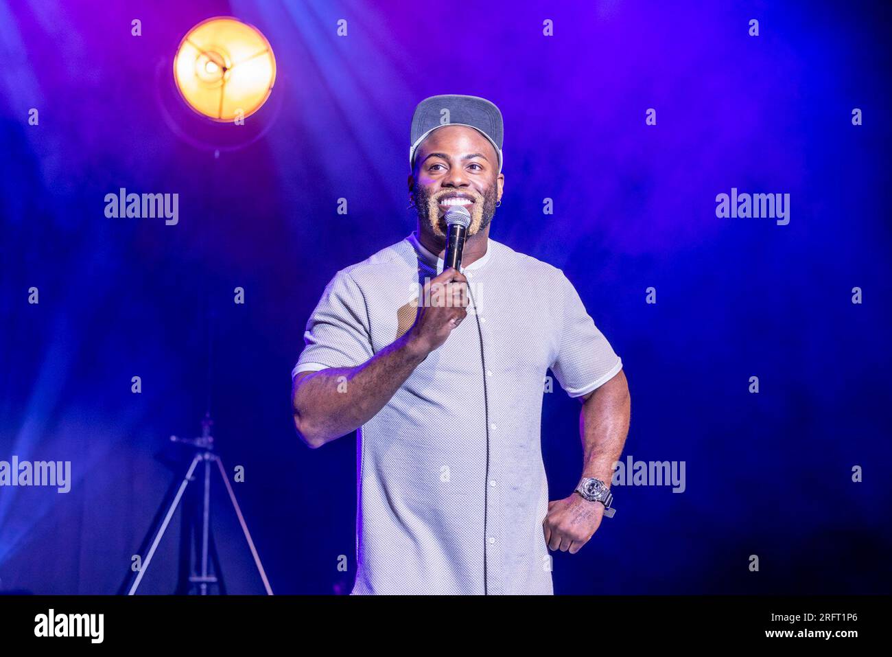 Edinburgh Pleasance, Regno Unito. 5 agosto 2023 nella foto: Darren Harriott, candidato doppio all'Edinburgh Award, conduttore di Live at the Apollo, capitano del team su Guessable, regolare della serie su Love Island After Sun e co-conduttore del podcast The Shame Is Delicious. Il Pleasance Opening Gala celebra il suo 38° anno con i momenti salienti di alcuni degli spettacoli del programma Edinburgh Fringe 2023. Crediti: Rich Dyson/Alamy Live News Foto Stock