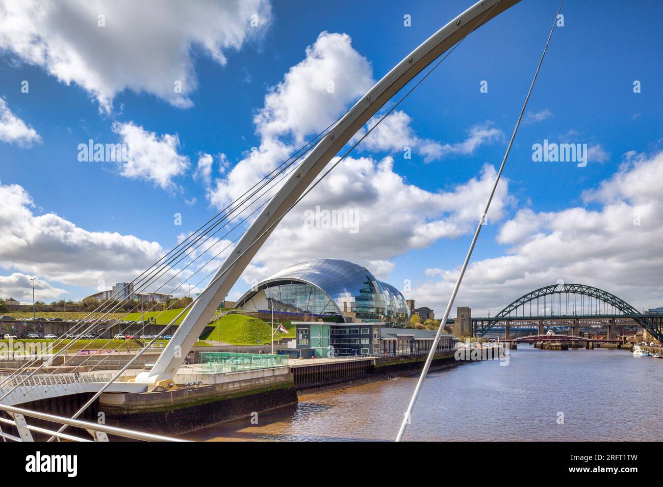 22 aprile 2016: Newcastle-upon-Tyne, Tyne and Wear, Inghilterra, Regno Unito - The Tyne Bridges and the Gateshead Sage, by Foster and Partners, from the Millennium... Foto Stock