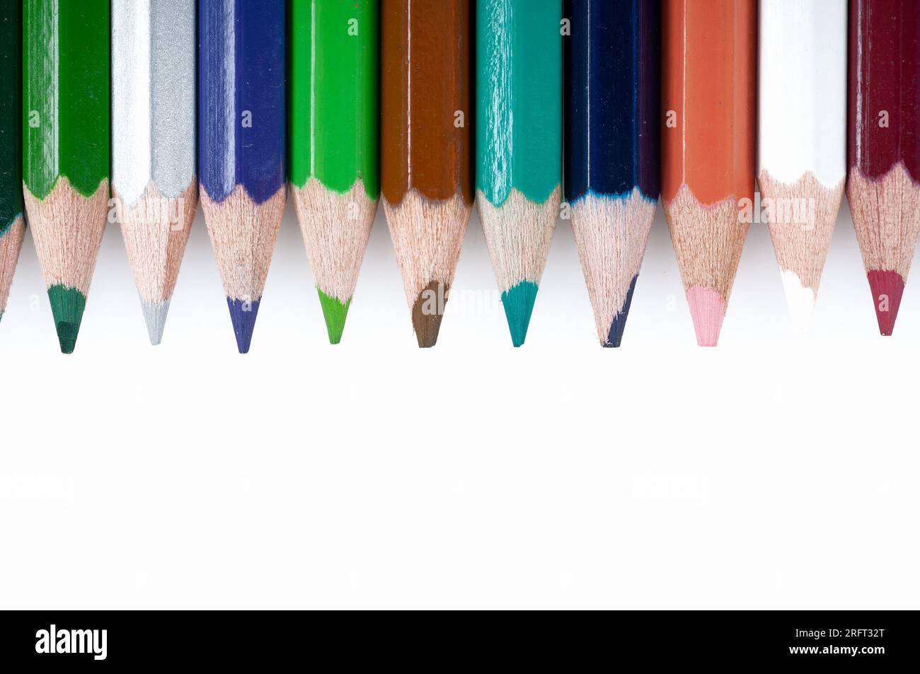 Le matite colorate sono strumenti didattici e di gioco indispensabili per bambini e studenti, così come la scrittura, il disegno e i materiali didattici utilizzati da Foto Stock