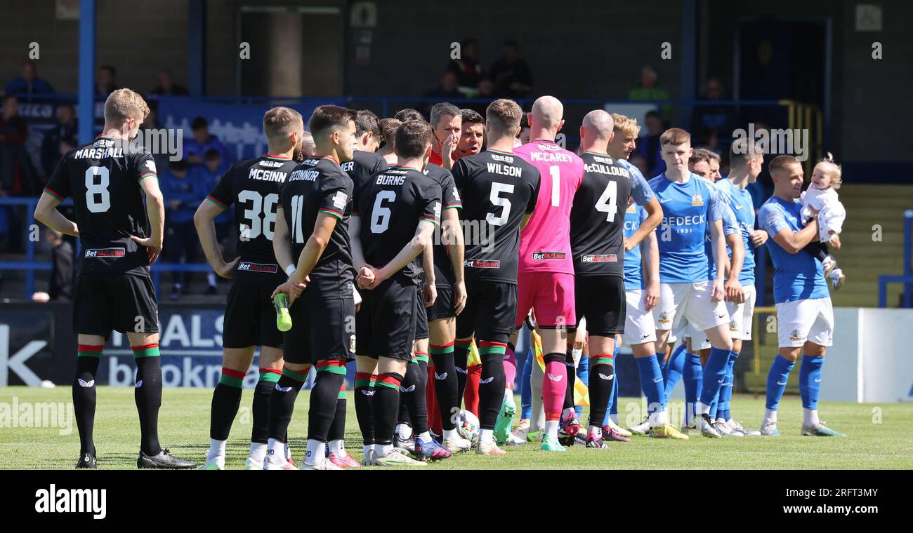 Mourneview Park, Lurgan, County Armagh, Irlanda del Nord, Regno Unito. 5 agosto 2023. Sports Direct Premiership – Glenavon contro Glentoran, apertura stagione Premiership. Azione del gioco di oggi al Mourneview Park (Glenavon in blu). Le squadre il giorno di apertura della stagione al Mourneview Park. Credito: CAZIMB/Alamy Live News. Foto Stock