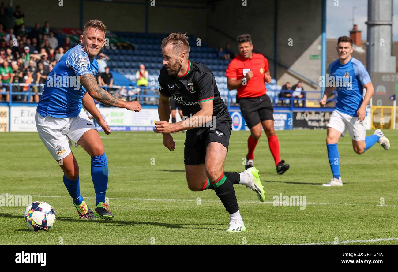 Mourneview Park, Lurgan, County Armagh, Irlanda del Nord, Regno Unito. 5 agosto 2023. Sports Direct Premiership – Glenavon contro Glentoran, apertura stagione Premiership. Azione del gioco di oggi al Mourneview Park (Glenavon in blu). Niall McGinn di Glentoran supera Matthew Snoddy. Credito: CAZIMB/Alamy Live News. Foto Stock