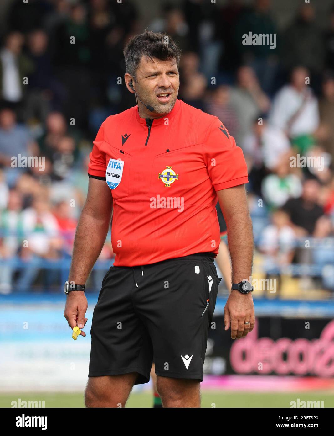 Mourneview Park, Lurgan, County Armagh, Irlanda del Nord, Regno Unito. 5 agosto 2023. Sports Direct Premiership – Glenavon contro Glentoran, apertura stagione Premiership. Azione del gioco di oggi al Mourneview Park (Glenavon in blu). Arbitro Andrew Davey. Credito: CAZIMB/Alamy Live News. Foto Stock