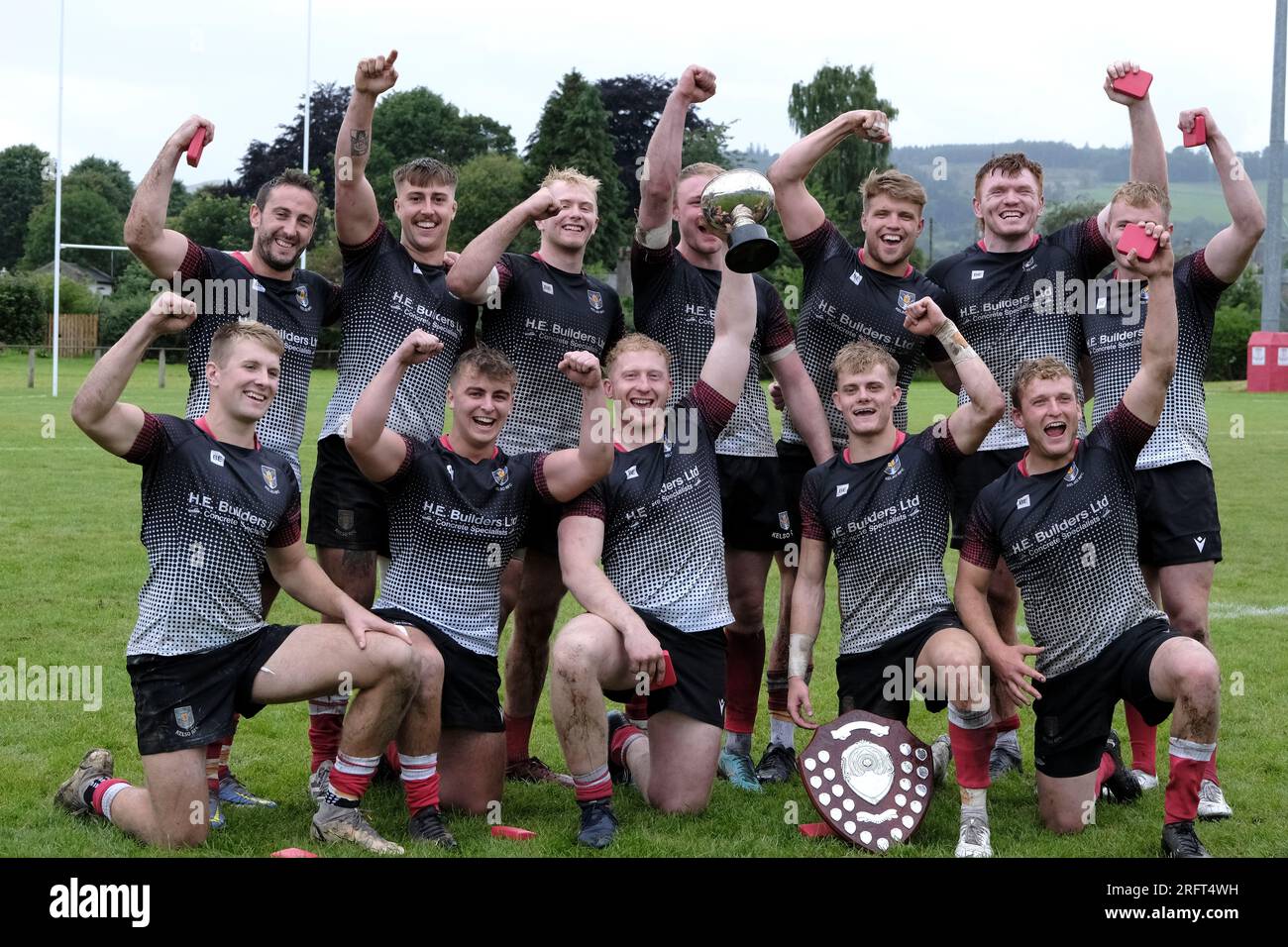 Peebles, Regno Unito. 5 agosto 2023. La Peebles Sevens Winning Squad celebra la vittoria quando Kelso sconfigge Hawick 21-17 in un'emozionante esibizione di Borders rugby. Kings of the Sevens Series sabato 3 agosto 2023. Credito: Rob Gray/Alamy Live News Foto Stock