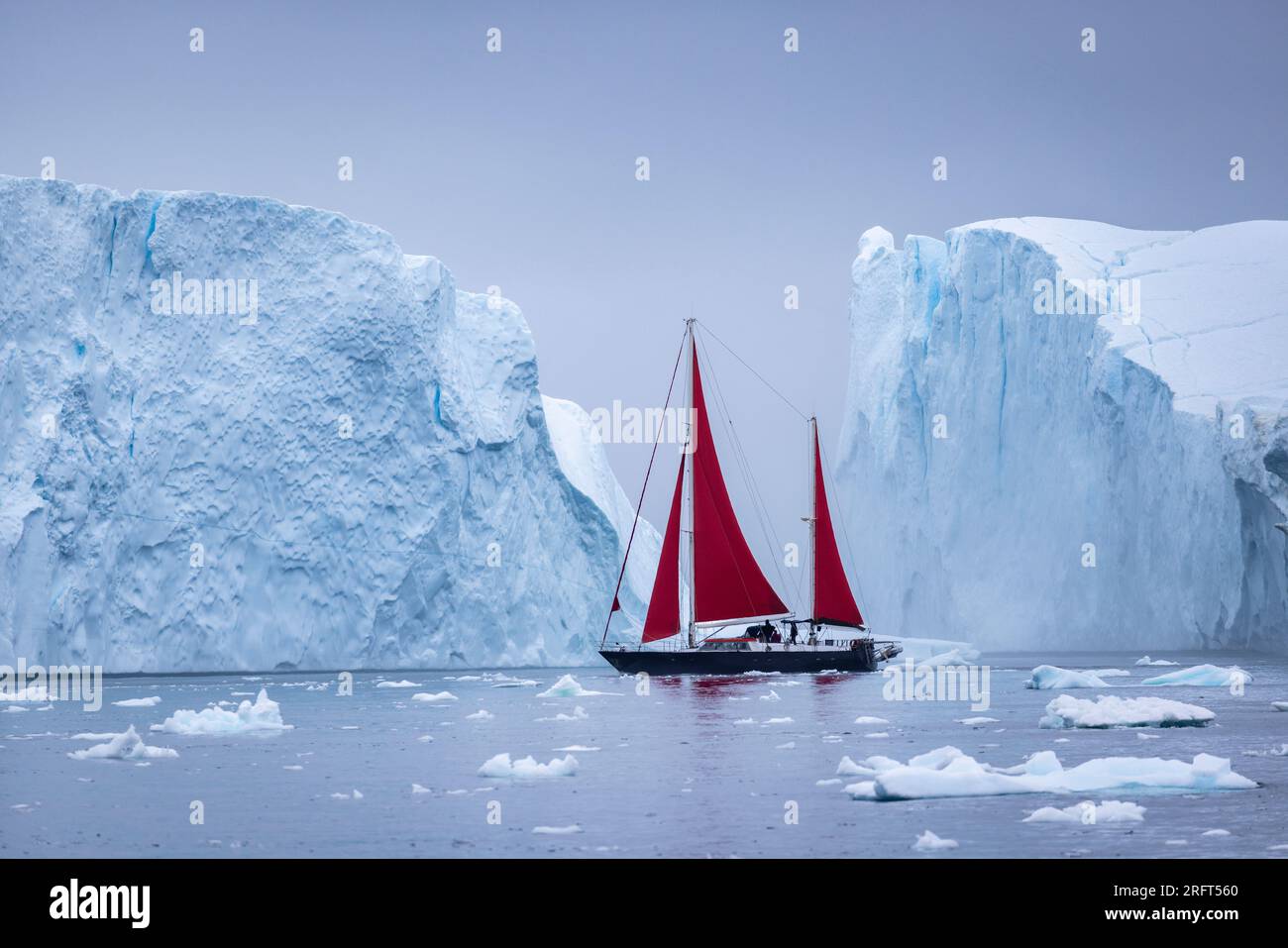 Le vele rosse lungo il fiordo di ghiaccio di Ilulissat a nord del Circolo Polare Artico, Disko Bay, Groenlandia Foto Stock