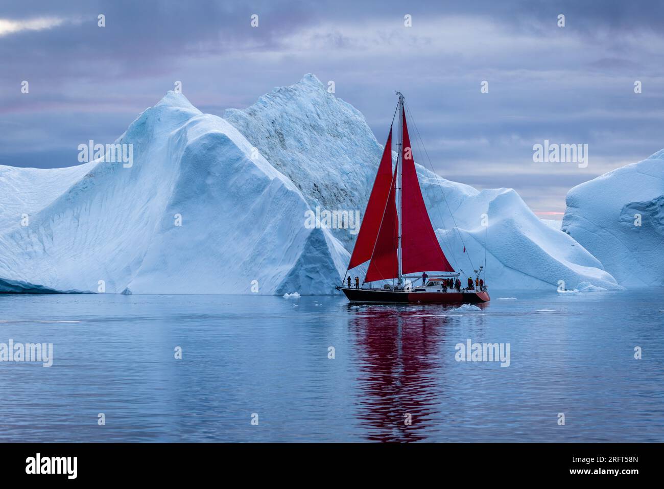 Le vele rosse lungo il fiordo di ghiaccio di Ilulissat a nord del Circolo Polare Artico, Disko Bay, Groenlandia Foto Stock