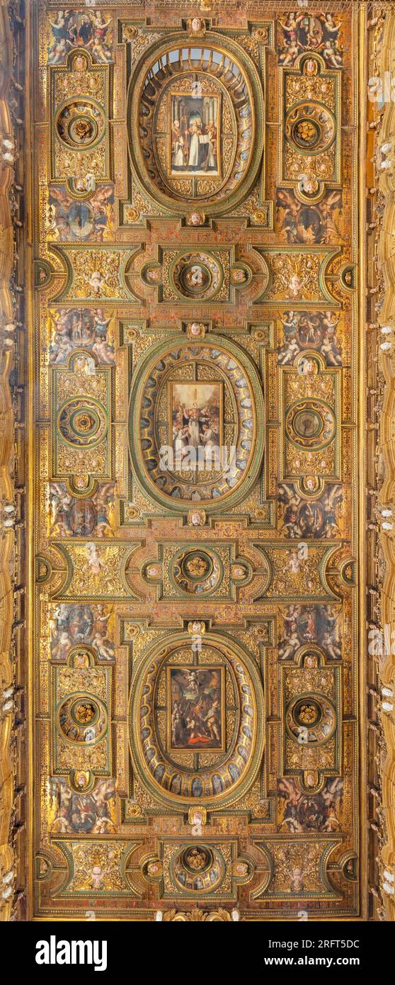 NAPOLI, ITALIA - 19 APRILE 2023: Il soffitto a cassettoni scolpito nella chiesa di San Gregorio Armeno con i pittori Foto Stock