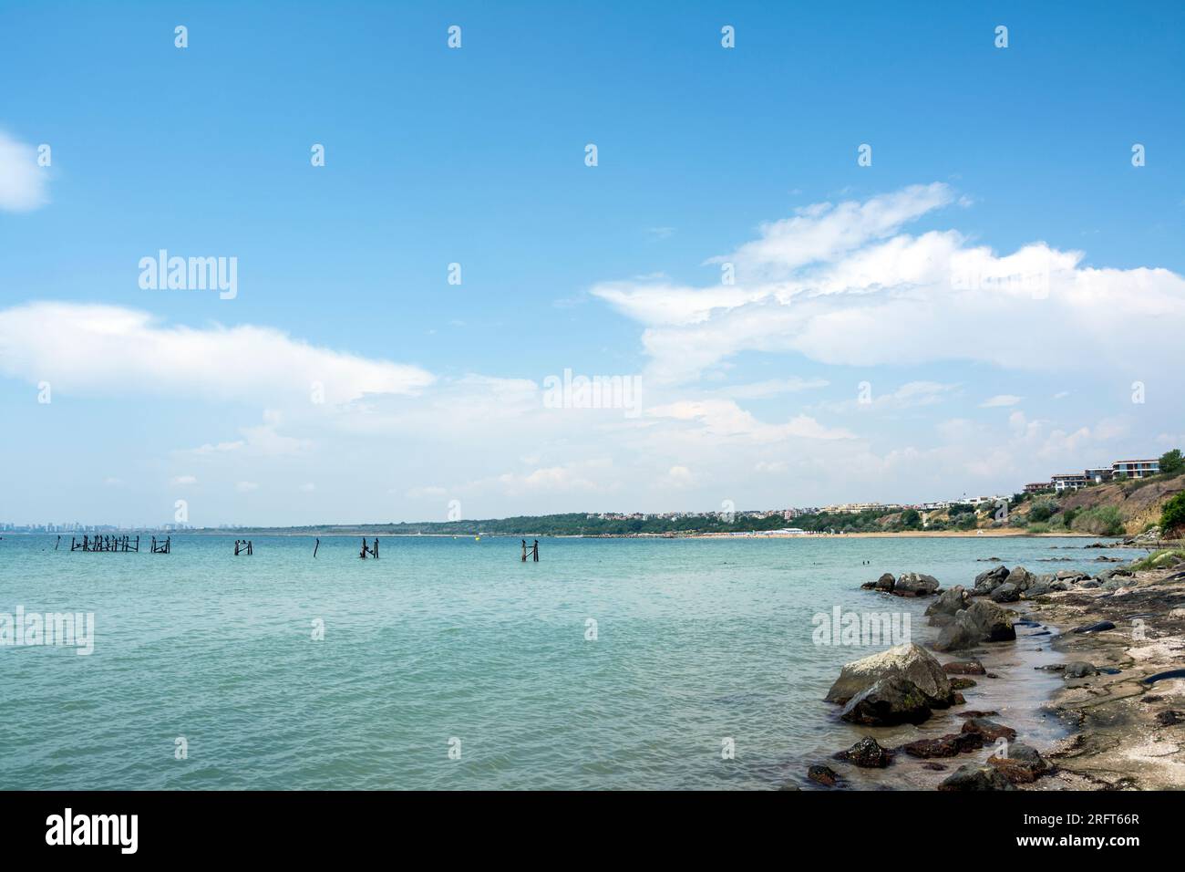 Il mare tranquillo su una spiaggia vicino a Sarafovo, Bulgaria e la sabbia nera comune nella regione di Burgas. Immagine panoramica orizzontale Foto Stock