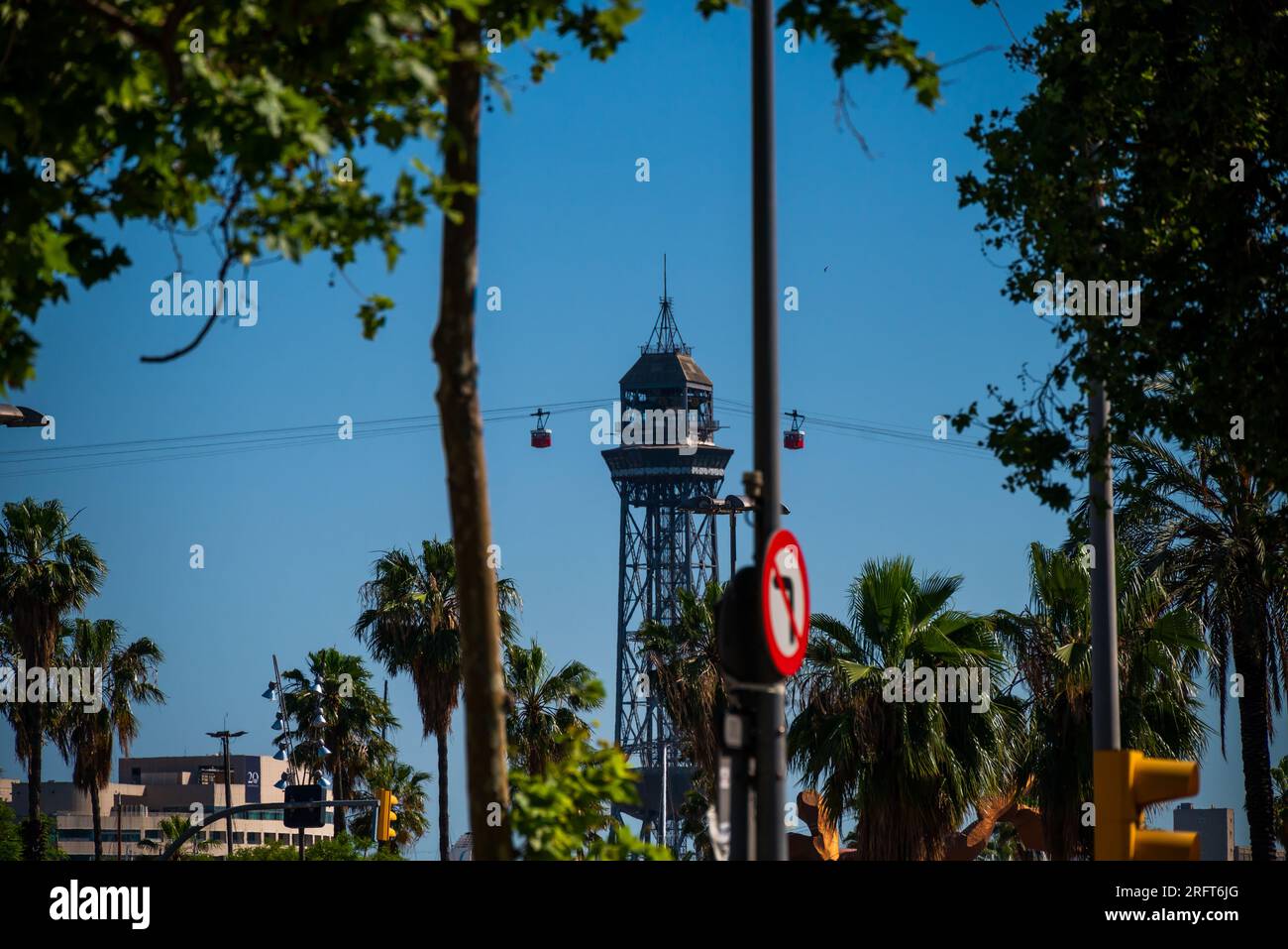 Barcellona, Spagna - maggio 26 2022: Due carrozze rosse fanno un giro in funivia e passano davanti alla torre di Barcellona. Foto Stock