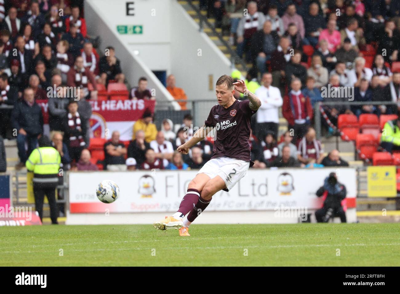 Edimburgo, Regno Unito. 5 agosto 2023. McDiairmid Park. Perth. Scozia. St Johnstone contro Hearts. 5 agosto 2023. Durante il Cinch Premiership match tra St Johnstone e Hearts, Frankie Kent degli Hearts lancia un colpo in porta, ma manca di poco (Photo Credit: David Mollison/Alamy Live News) Foto Stock