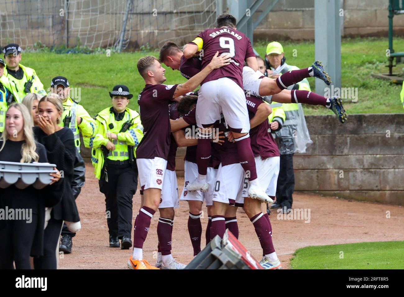 Edimburgo, Regno Unito. 5 agosto 2023. McDiairmid Park. Perth. Scozia. St Johnstone contro Hearts. 5 agosto 2023. Durante il Cinch Premiership match tra St Johnstone e Hearts, Yutara Oda di Hearts viene mobbata dai suoi compagni di squadra dopo aver aperto il punteggio nella vittoria del 2-0 (Photo Credit: David Mollison/Alamy Live News Foto Stock