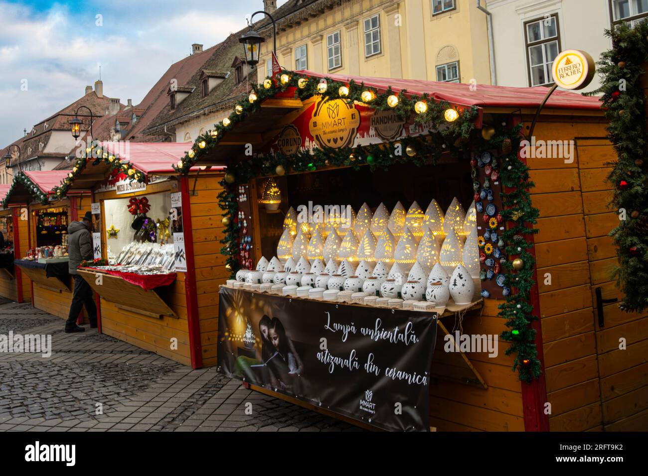 Chioschi di souvenir al mercato di Natale di Sibiu Foto Stock