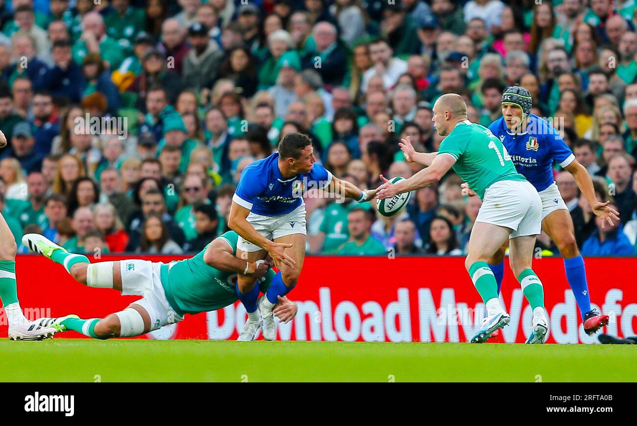 Dublino, Irlanda. 5 agosto 2023. 5 agosto 2023; Aviva Stadium, Dublino, Irlanda: Summer International Rugby, Irlanda contro Italia; l'italiano Paolo Garbisi scarta la palla mentre viene affrontato credito: Action Plus Sports Images/Alamy Live News Foto Stock