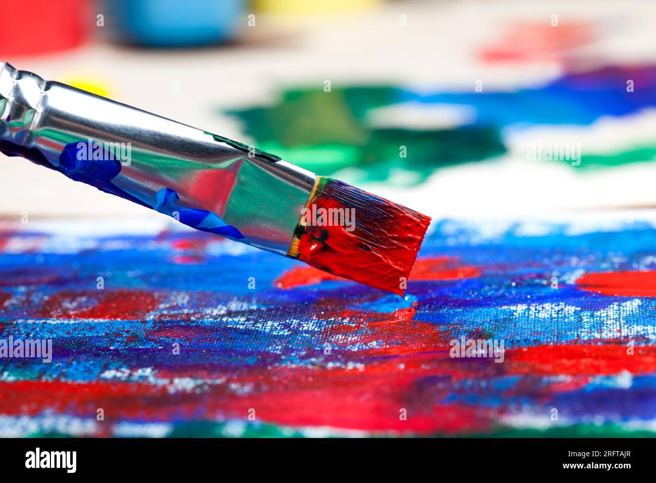 il processo creativo di disegno utilizzando vernice acrilica, vernice acrilica per dipingere le immagini, vernici acriliche per disegni creativi Foto Stock