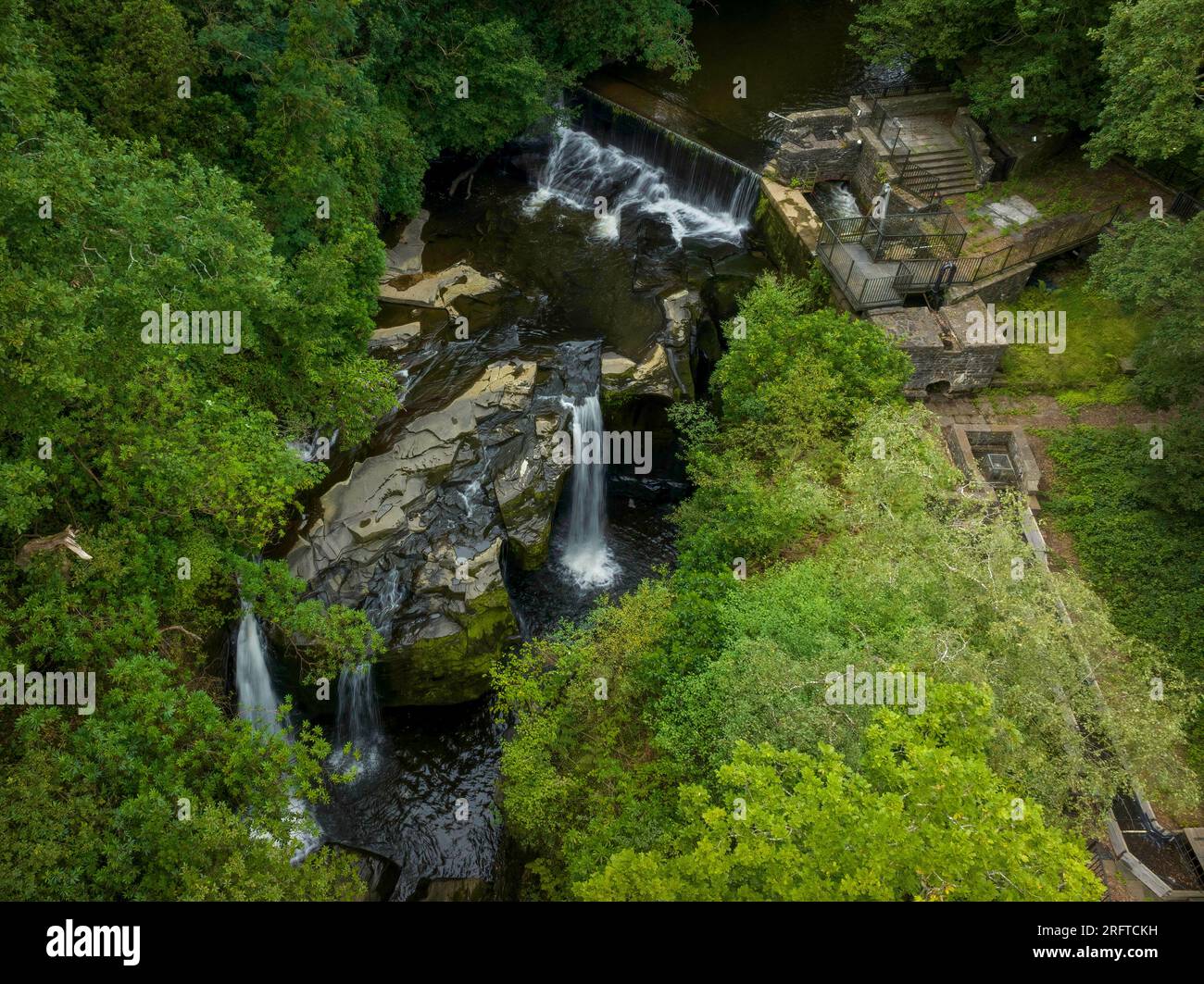 Vista aerea delle cascate di Aberdulais nella Neath Valley, nel Galles del Sud, Regno Unito Foto Stock