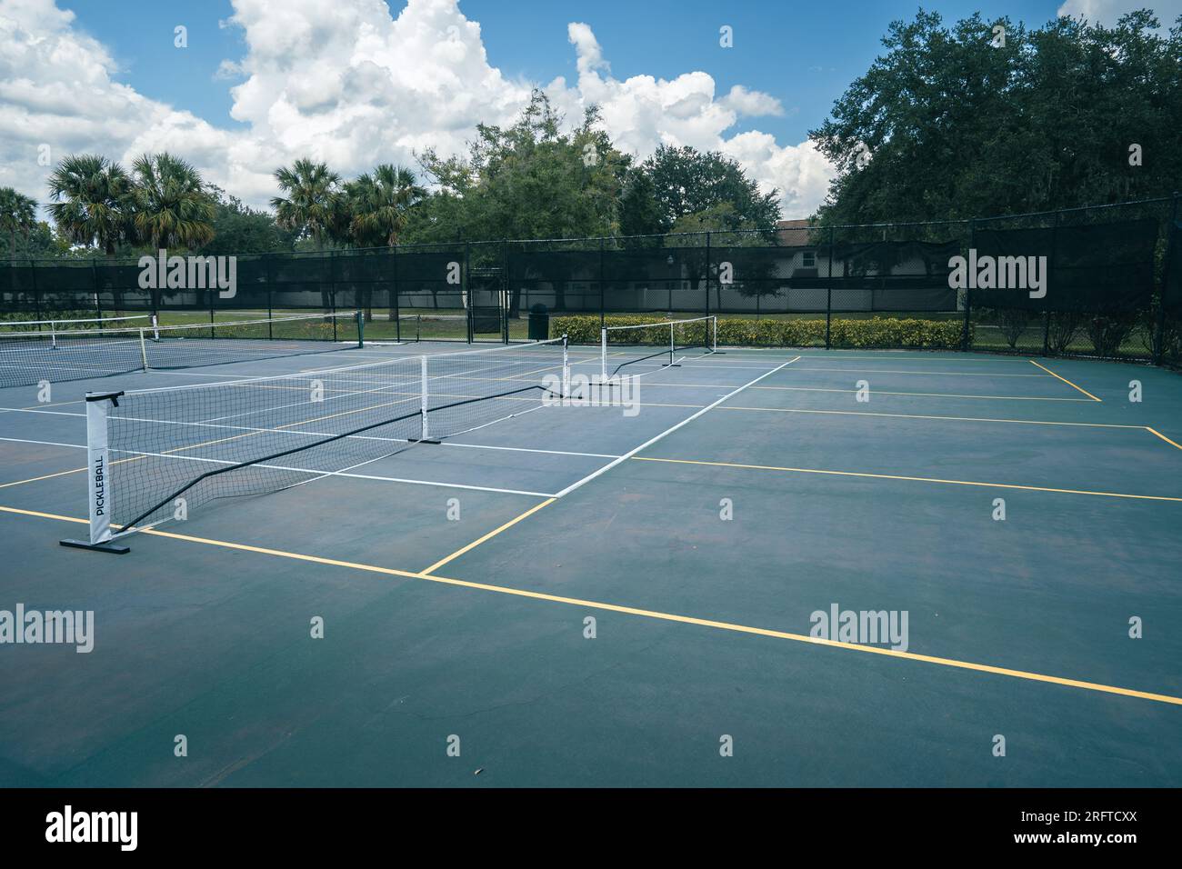 Reti portatili da picchettio su un campo da tennis in Florida Foto Stock