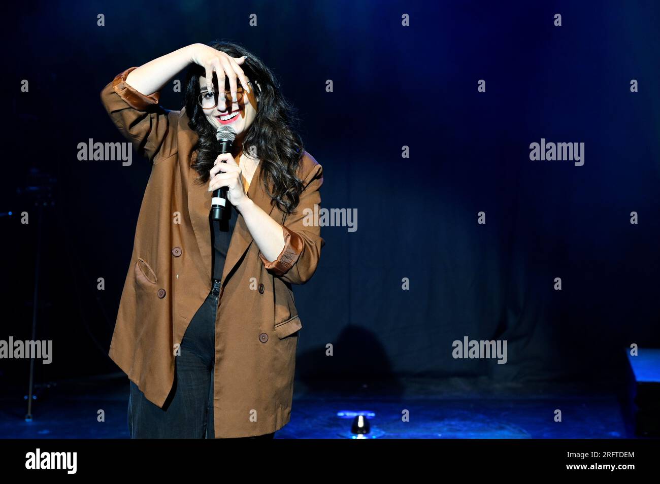 Edimburgo, Scozia, Regno Unito. 5 agosto 2023. Edinburgh Fringe: Pleasance Opening Gala con spettacoli al Pleasance Grand. Stand up comedienne Celya AB: Secondo rodeo. Crediti: Craig Brown/Alamy Live News Foto Stock