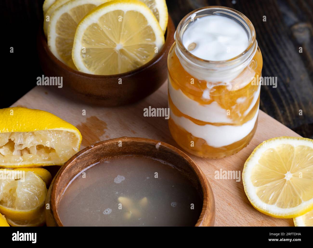 Yogurt a base di latte fresco con l'aggiunta di marmellata di limone dolce e limoni freschi , delizioso yogurt dal sapore di limone Foto Stock