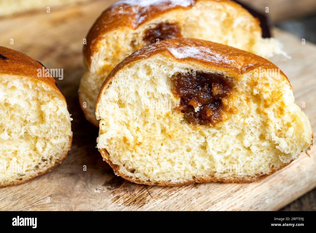 Ciambelle dolci di lievito farcite con latte condensato bollito, ciambelle dolci con crema di latte ripiena all'interno Foto Stock