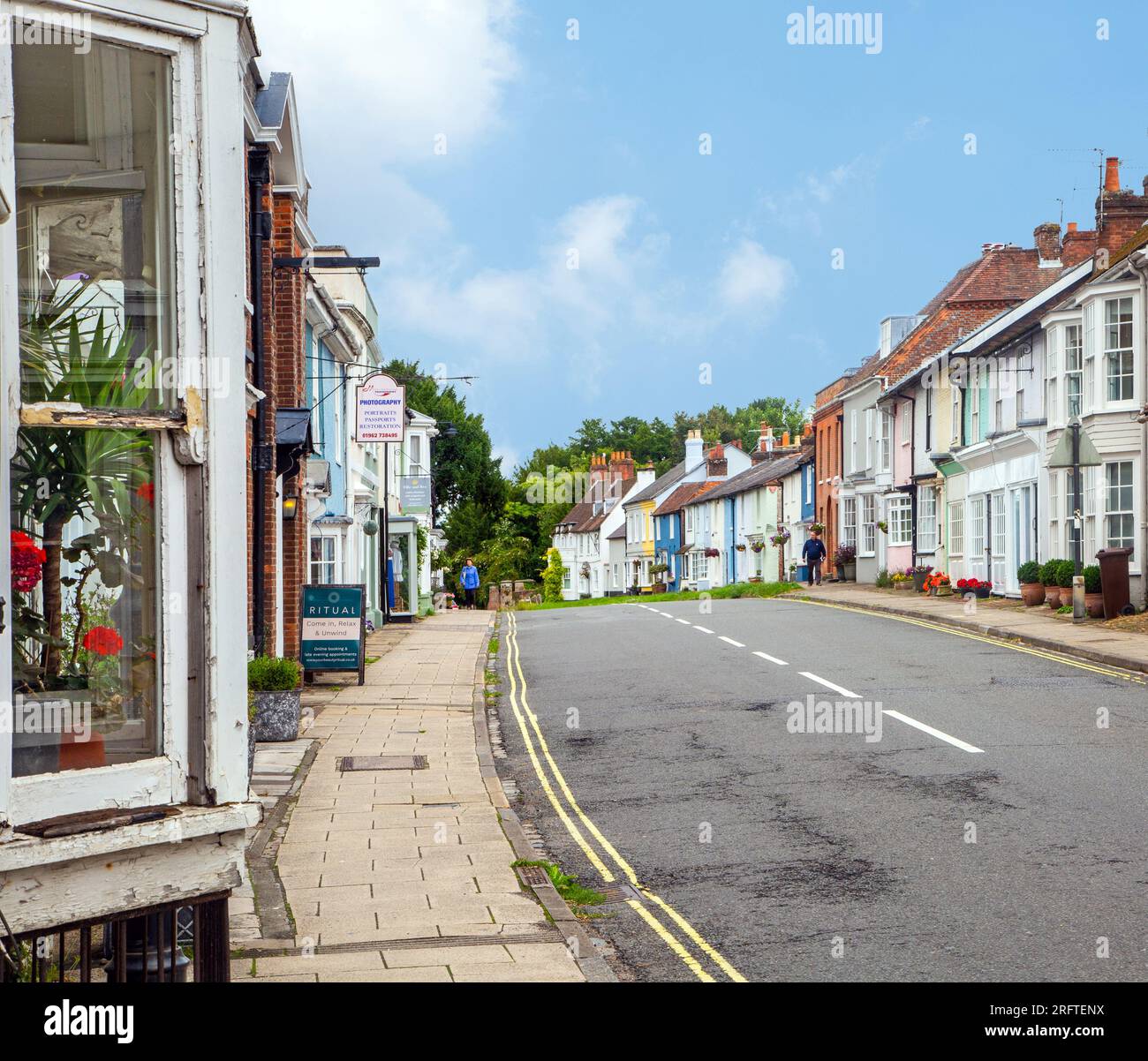Vista dei colorati cottage dipinti su East Street nel villaggio di Alresford nell'Hampshire Foto Stock