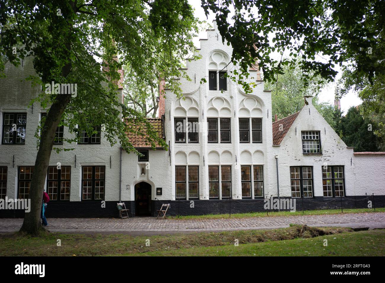 Il beghinaggio di Bruges, situato nel centro storico, risale al 1245, era una comunità di suore composta solo da donne, è un patrimonio dell'umanità dell'UNESCO Foto Stock