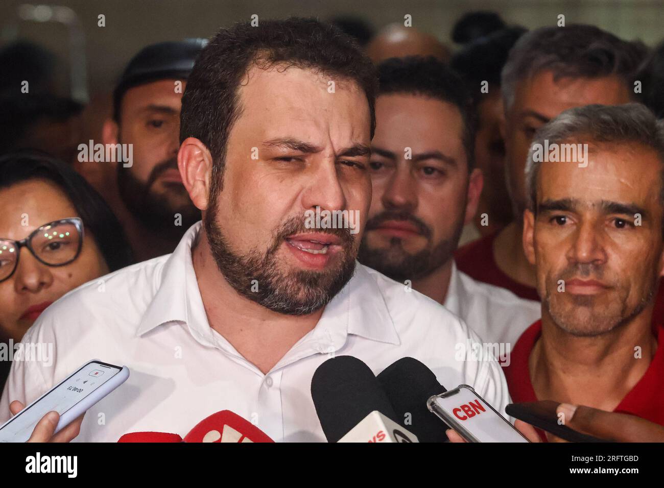 SÃO PAOLO, SP - 05.08.2023: APOIO DO PT A BOULOS EM São PAULO - Guilherme Boulos (PSOL) in una conferenza stampa dopo un evento tenutosi questo sabato pomeriggio (05) presso il sindacato dei dipendenti sanitari di São Paulo, dove il Partito dei lavoratori ha dichiarato sostegno alla sua candidatura a sindaco di São Paolo nelle elezioni del 2024. (Foto: Yuri Murakami/Fotoarena) crediti: Foto Arena LTDA/Alamy Live News Foto Stock