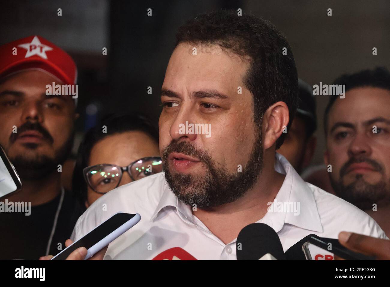 SÃO PAOLO, SP - 05.08.2023: APOIO DO PT A BOULOS EM São PAULO - Guilherme Boulos (PSOL) in una conferenza stampa dopo un evento tenutosi questo sabato pomeriggio (05) presso il sindacato dei dipendenti sanitari di São Paulo, dove il Partito dei lavoratori ha dichiarato sostegno alla sua candidatura a sindaco di São Paolo nelle elezioni del 2024. (Foto: Yuri Murakami/Fotoarena) crediti: Foto Arena LTDA/Alamy Live News Foto Stock