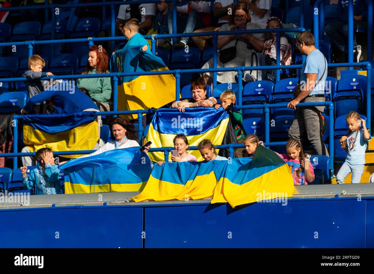 Londra, Regno Unito. 5 agosto 2023. Spettatori ucraini durante la partita di calcio di beneficenza di Game4Ukraine a Stamford Bridge, sede del Chelsea FC, tra la squadra Shevchenko (blu) dell'ex attaccante del Chelsea Andriy Shevchenko e la squadra Zinchenko (gialla) dell'attuale difensore dell'Arsenal Oleksandr Zinchenko. I fondi raccolti sosterranno l’iniziativa United24 del presidente ucraino Volodymyr Zelensky per ricostruire le scuole in tutta l’Ucraina danneggiate dall’invasione russa. Crediti: Stephen Chung / Alamy Live News Foto Stock