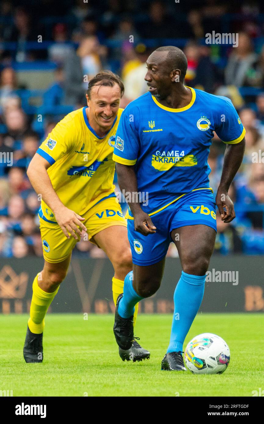 Londra, Regno Unito. 5 agosto 2023. (L) Mark Noble e Jimmy Floyd Hasselbaink durante la partita di calcio di beneficenza di Game4Ukraine a Stamford Bridge, sede del Chelsea FC, tra il Team Shevchenko dell'ex attaccante del Chelsea Andriy Shevchenko (blu) e l'attuale Team Zinchenko dell'Arsenal Oleksandr Zinchenko (giallo). I fondi raccolti sosterranno l’iniziativa United24 del presidente ucraino Volodymyr Zelensky per ricostruire le scuole in tutta l’Ucraina danneggiate dall’invasione russa. Crediti: Stephen Chung / Alamy Live News Foto Stock