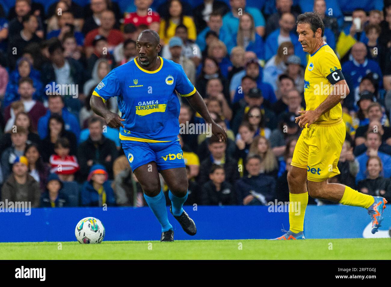 Londra, Regno Unito. 5 agosto 2023.Jimmy Floyd Hasselbaink al ballo durante la partita di calcio di beneficenza di Game4Ukraine a Stamford Bridge, sede del Chelsea FC, tra il Team Shevchenko dell'ex attaccante del Chelsea Andriy Shevchenko (blu) e l'attuale Team Zinchenko dell'Arsenal Oleksandr Zinchenko (giallo). I fondi raccolti sosterranno l’iniziativa United24 del presidente ucraino Volodymyr Zelensky per ricostruire le scuole in tutta l’Ucraina danneggiate dall’invasione russa. Crediti: Stephen Chung / Alamy Live News Foto Stock