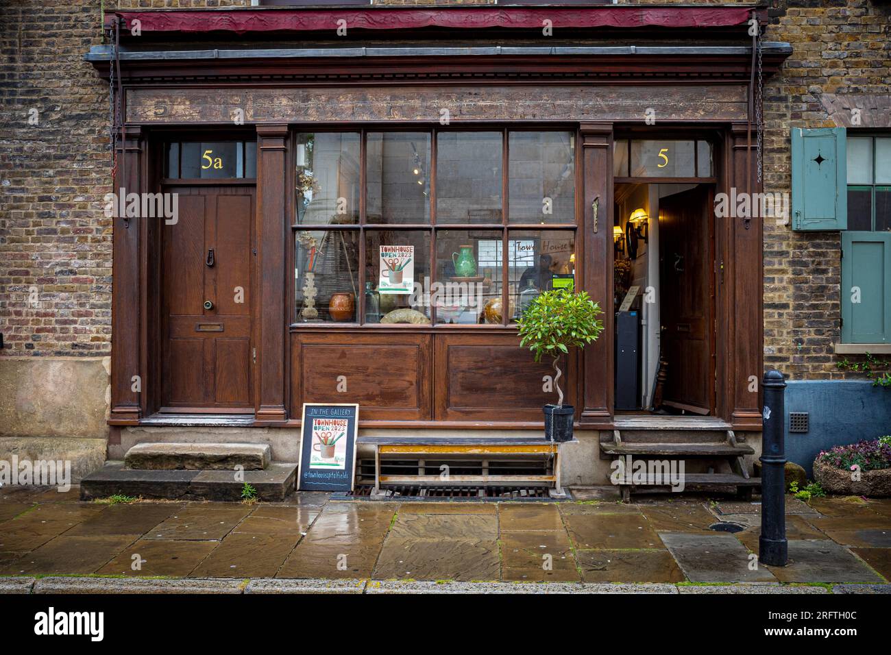 Town House Spitalfields Londra - antiquariato, arte e ceramica moderna negozio in una casa georgiana a 5 Fournier Street Spitalfields, costruito nel 1721. Aperto nel 2002 Foto Stock