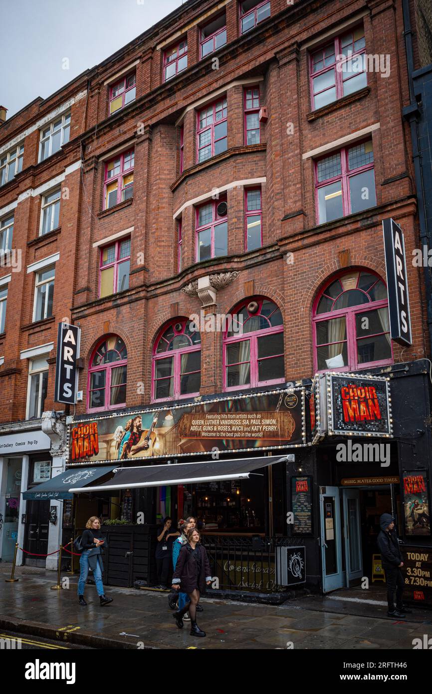 The Arts Theatre su Great Newport Street nel West End di Londra, Regno Unito. Il teatro può ospitare fino a 350 persone in un auditorium seminterrato a due piani. Aperto nel 1927. Foto Stock