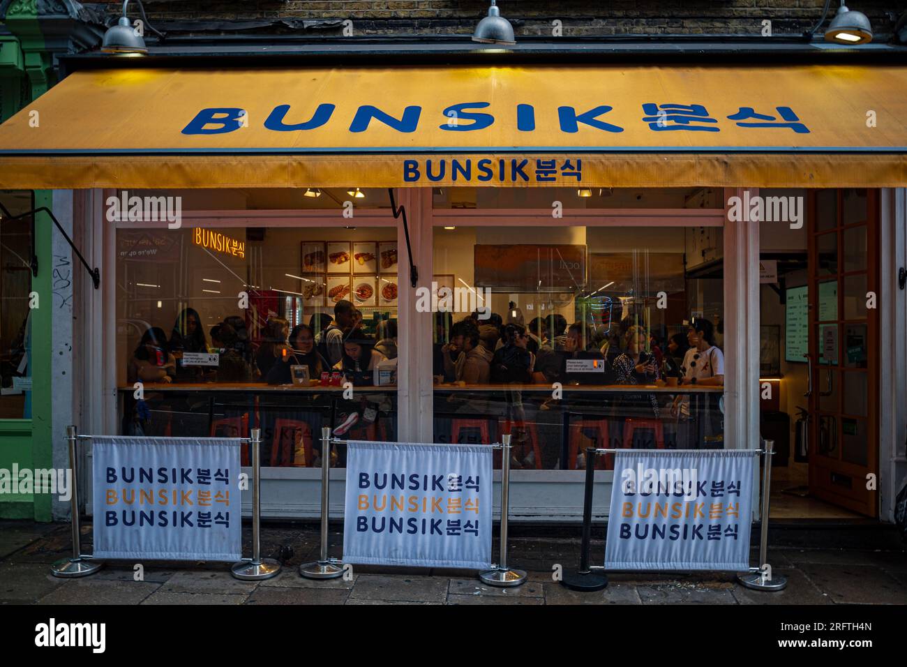 Bunsik London - ristorante fast food Bunsik London Korean Corn Dog al 62 di Charing Cross Rd, Londra. Ristorante Street Food che vende cani di mais coreani. Foto Stock