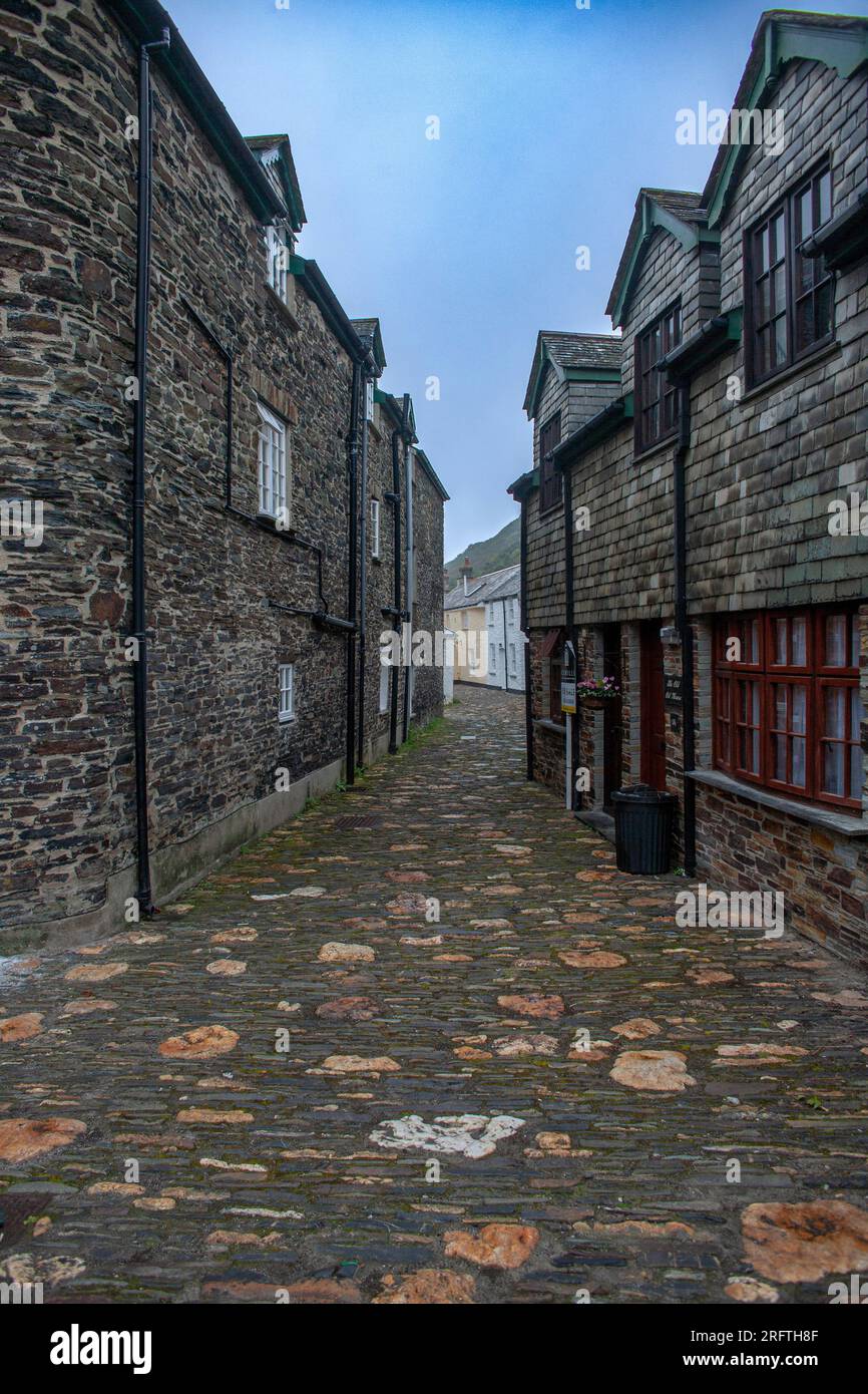 Vista della strada di ciottoli in Boscastle, Cornwall, Inghilterra. Foto Stock