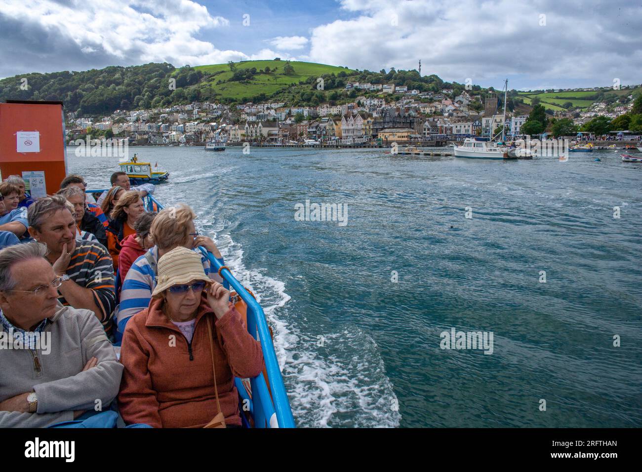 I turisti a bordo di un battello fluviale Dartmouth navigano lungo il fiume Dart, Devon, Inghilterra Foto Stock