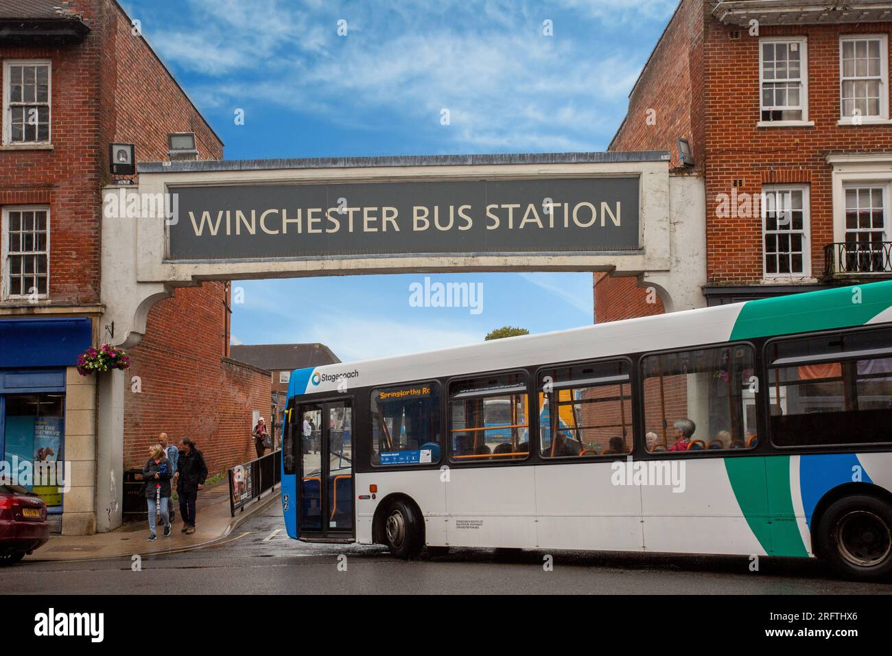 Autobus, pullman, ingresso in una stazione degli autobus tradizionale nella città di Winchester nell'Hampshire, durante il piano tariffario governativo di 2 sterline Foto Stock