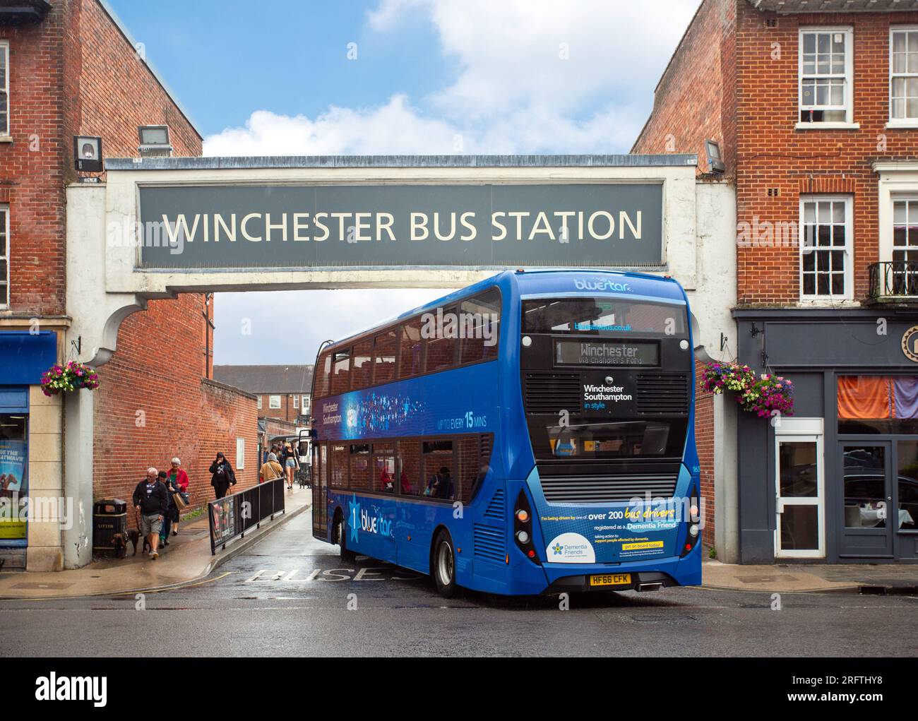 Autobus, pullman, ingresso in una stazione degli autobus tradizionale nella città di Winchester nell'Hampshire, durante il piano tariffario governativo di 2 sterline Foto Stock