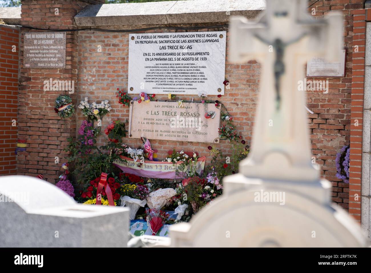 Il memoriale «Las Trece Rosas» (le tredici rose) presso il cimitero di nostra Signora di Almudena, Madrid, prende il nome da un gruppo di 13 giovani donne (18-29) assassinate nel cimitero dalle truppe fasciste di Francisco Franco il 5 agosto 1939. Facevano parte di un gruppo di 56 uccisi dai fascisti. La maggior parte erano membri della Gioventù Socialista unificata, cercando di ricostruire l'organizzazione sottoterra dopo la sconfitta della Repubblica democraticamente eletta nella guerra civile spagnola. Fotografato il 5 agosto 2023, 84 anni dopo gli omicidi. © Craig Redmond Foto Stock