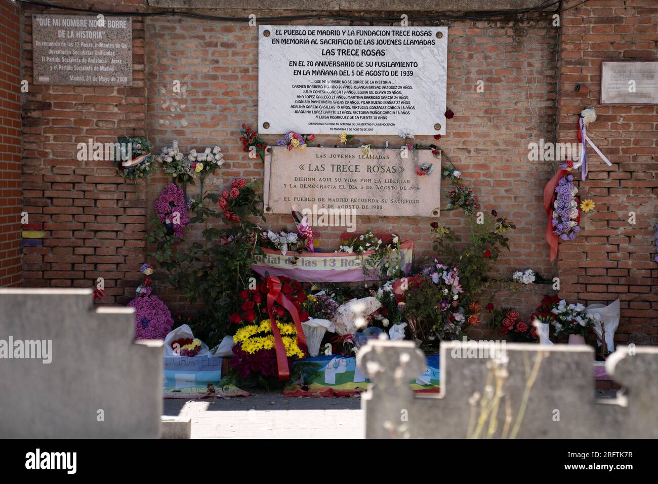 Il memoriale «Las Trece Rosas» (le tredici rose) presso il cimitero di nostra Signora di Almudena, Madrid, prende il nome da un gruppo di 13 giovani donne (18-29) assassinate nel cimitero dalle truppe fasciste di Francisco Franco il 5 agosto 1939. Facevano parte di un gruppo di 56 uccisi dai fascisti. La maggior parte erano membri della Gioventù Socialista unificata, cercando di ricostruire l'organizzazione sottoterra dopo la sconfitta della Repubblica democraticamente eletta nella guerra civile spagnola. Fotografato il 5 agosto 2023, 84 anni dopo gli omicidi. © Craig Redmond Foto Stock