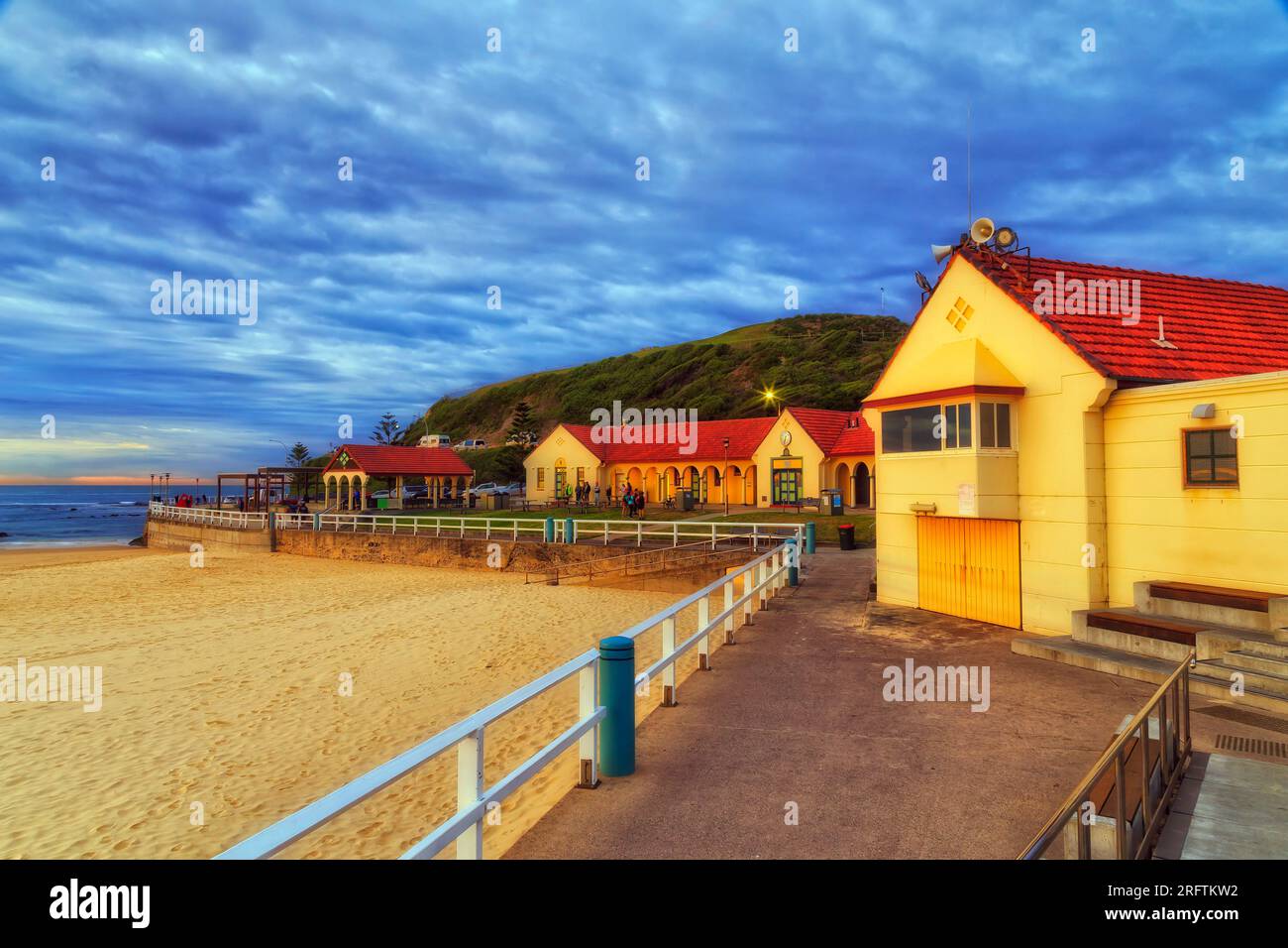 Facciata degli edifici storici delle terme sulla spiaggia di Nobbys a Newcastle of Australia all'alba. Foto Stock