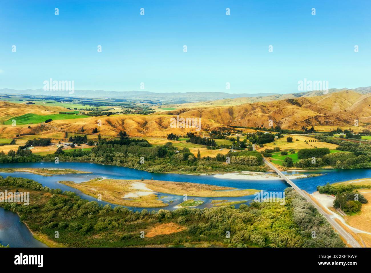 Fiume Waitaki e ponte nella città di Kurow nella valle panoramica della nuova Zelanda - paesaggio aereo. Foto Stock