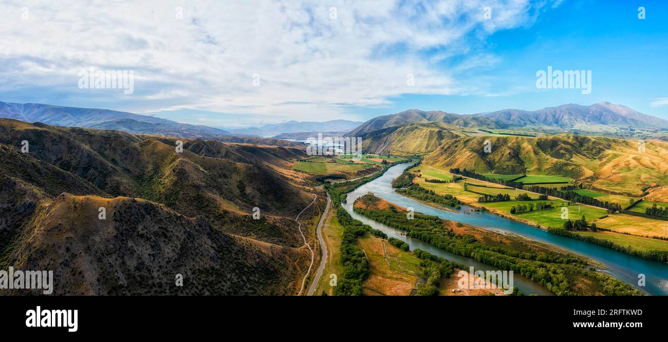 Valle del fiume Waitaki presso la città di Kurow sulle montagne della nuova Zelanda - panorama aereo panoramico. Foto Stock