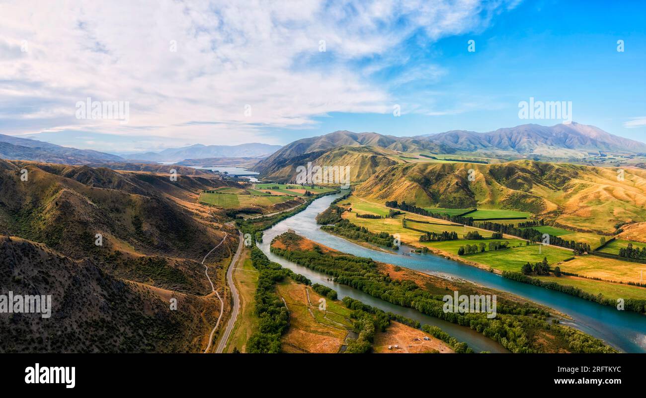 Valle del fiume Waitaki presso la città di Kurow nelle montagne della nuova Zelanda - paesaggio aereo panoramico. Foto Stock