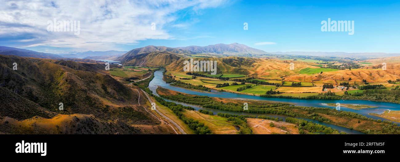 Alto panorama aereo panoramico del torrente Waitaki nella valle della città di Kurow in nuova Zelanda. Foto Stock