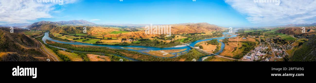 Panorama aereo panoramico del torrente Waitaki nella valle della città di Kurow sull'Isola del Sud della nuova Zelanda. Foto Stock