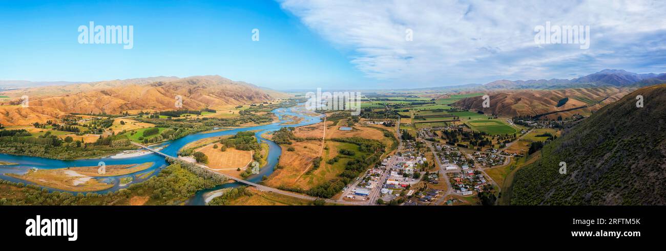 Panorama aereo panoramico elevato del torrente Waitaki nella valle della città di Kurow in nuova Zelanda. Foto Stock