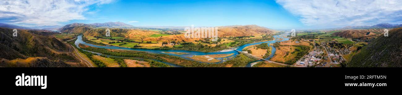 Ampio panorama aereo panoramico del torrente Waitaki nella valle della città di Kurow in nuova Zelanda. Foto Stock